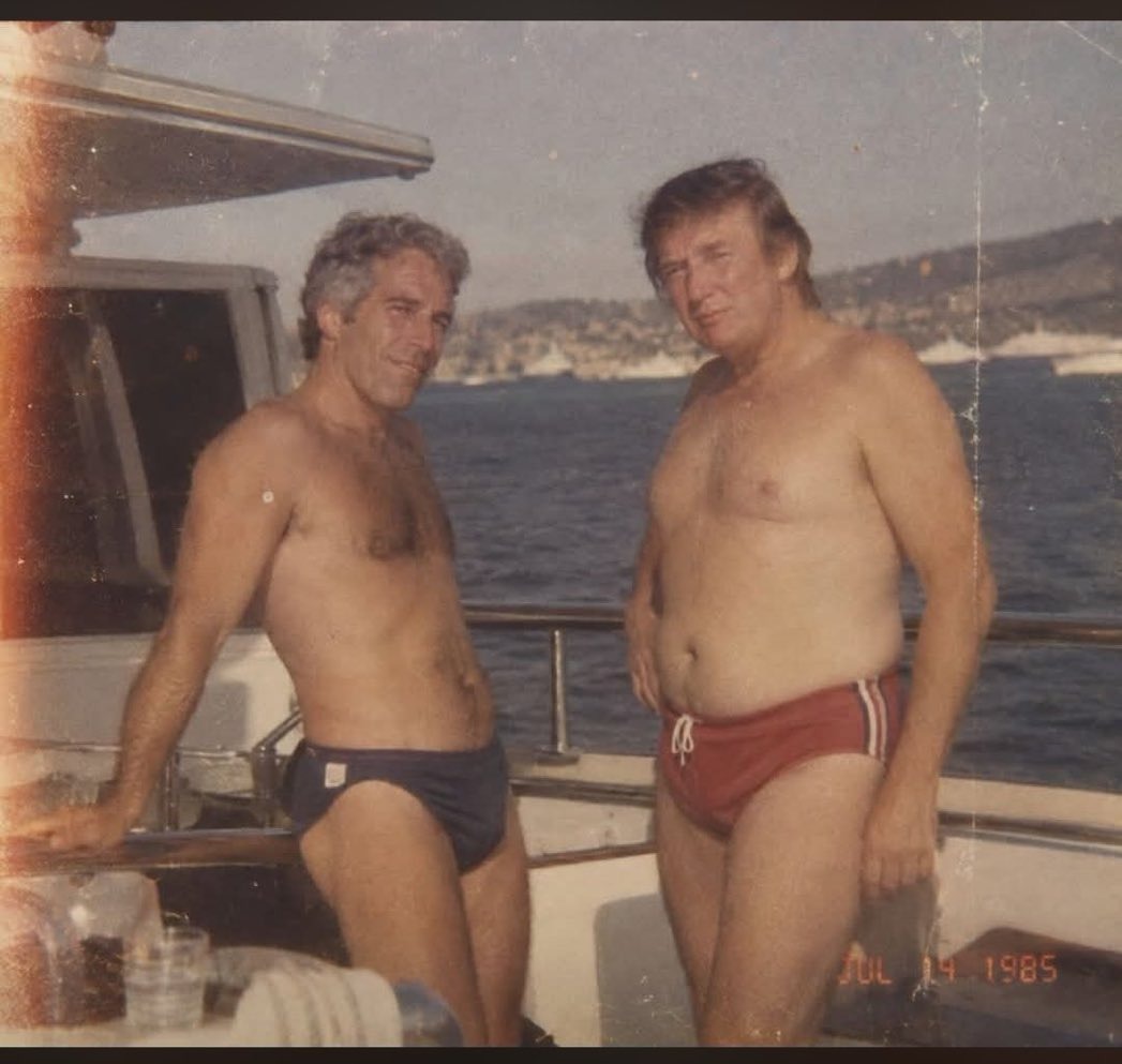La foto di Donald Trump e Jeffrey Epstein in costume su uno yacht non è reale | Facta