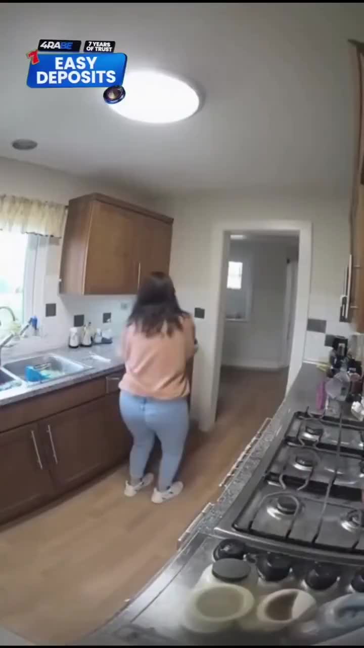 Una pentola a pressione esplode in faccia a una donna in cucina