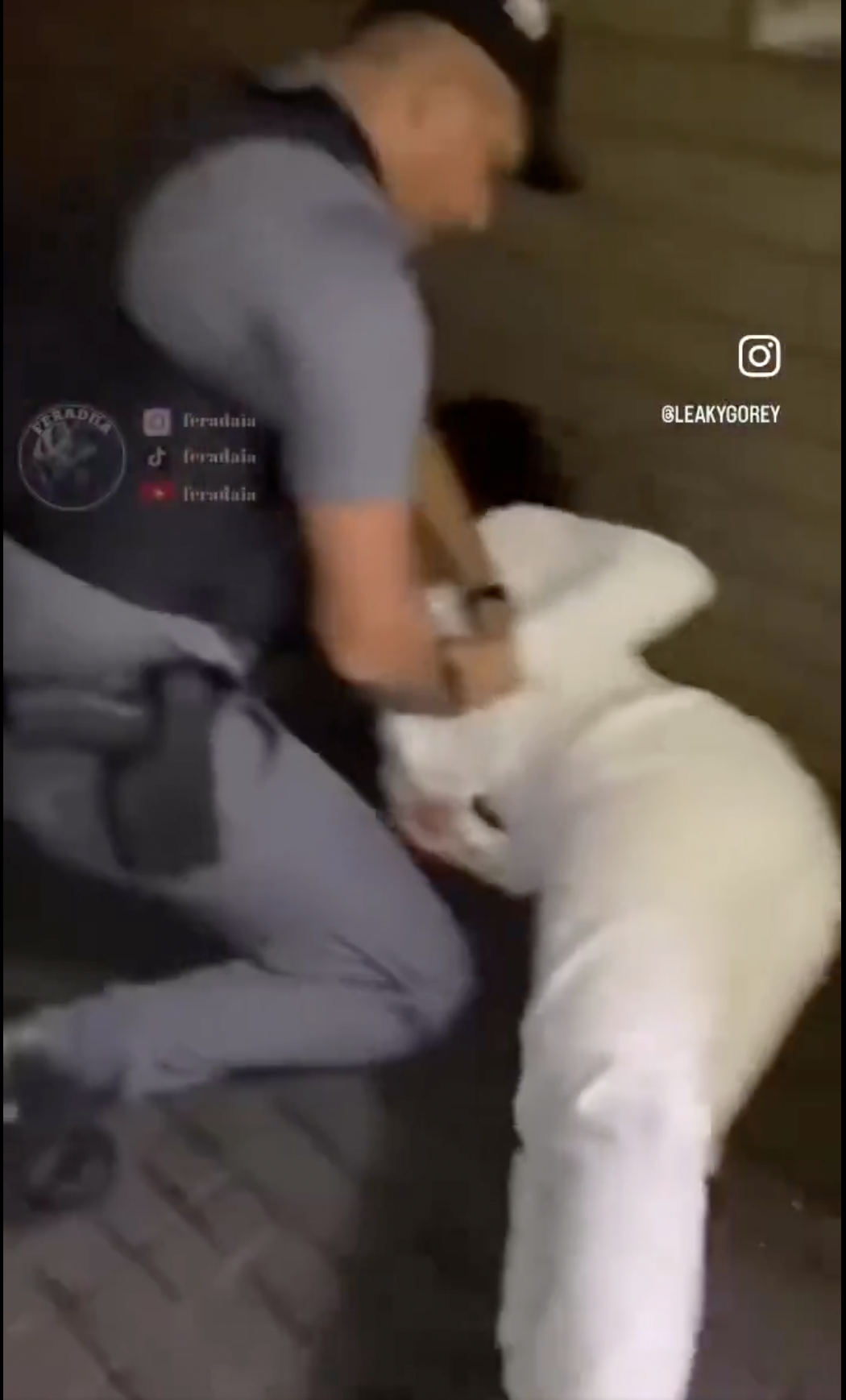 Perché questo agente picchia una donna al bar